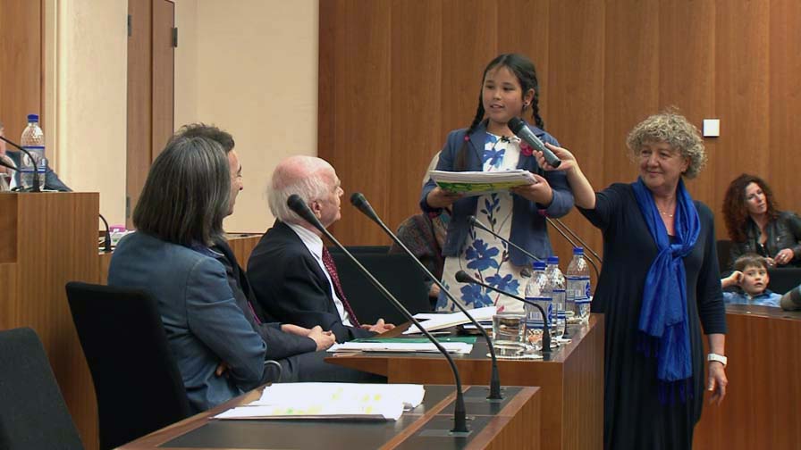 Uma presenting to Ervin Laszlo the Drawings of the Children of Lugano on the theme of the One Earth Choir Project:'We have many native languages, and one only Human Language'